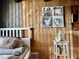 Zimmeransicht Bett mit Deko